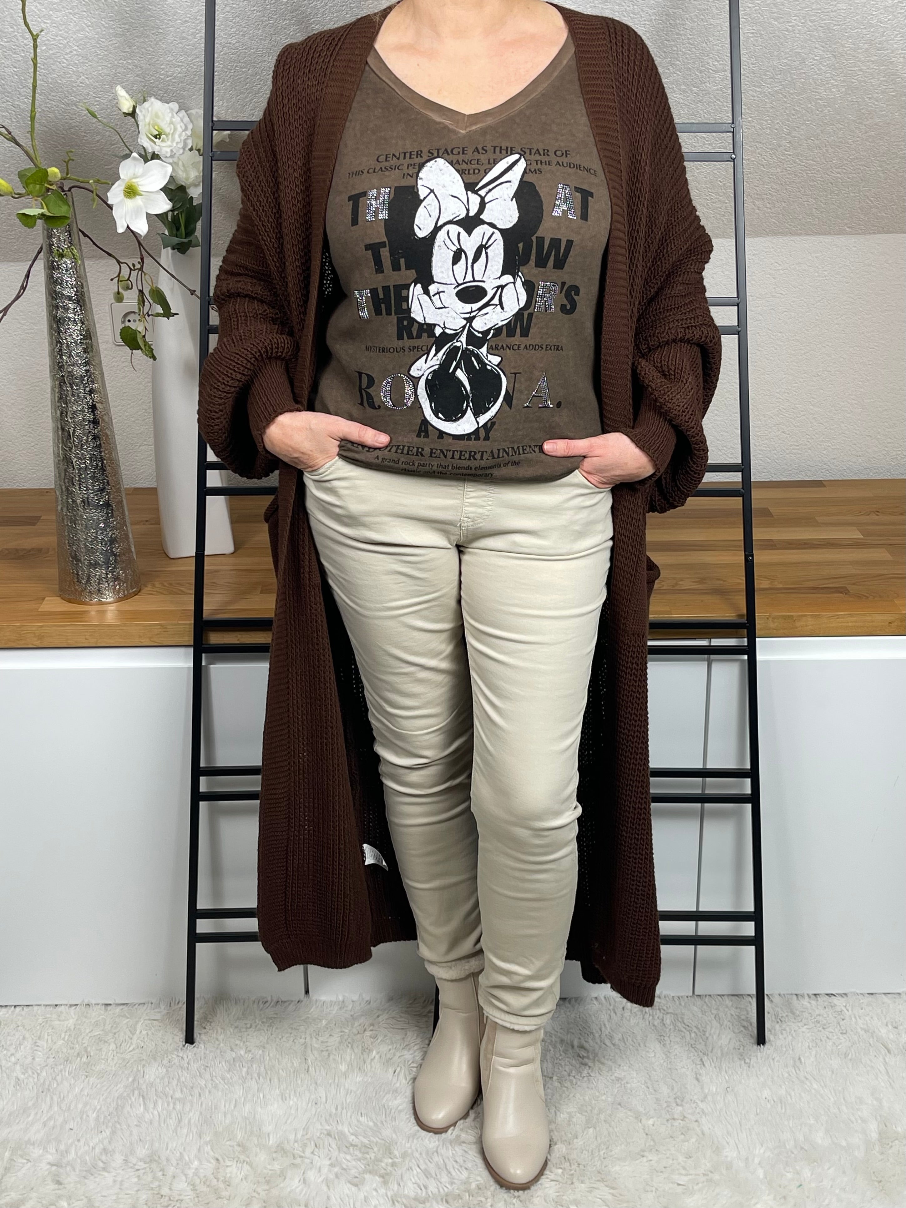 Mickey-Damenshirt langarm in schoko, aus 100 % Baumwolle mit V-Ausschnitt, Glitzer- und Pailletten-Details, kombiniert mit einem schokobraunen Strickmantel, Frontansicht