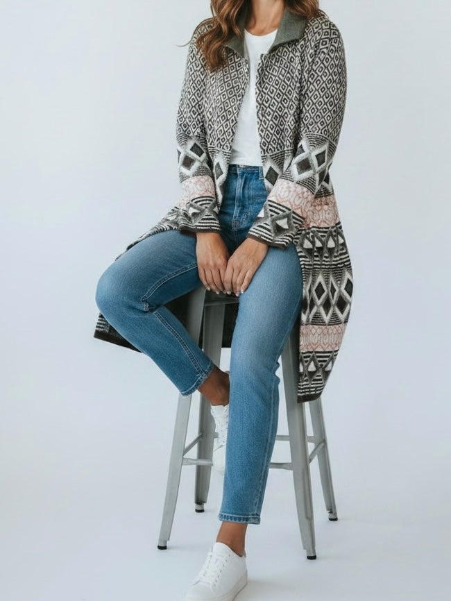 Warmer Strickmantel mit graphischem Muster in 2 Farben
