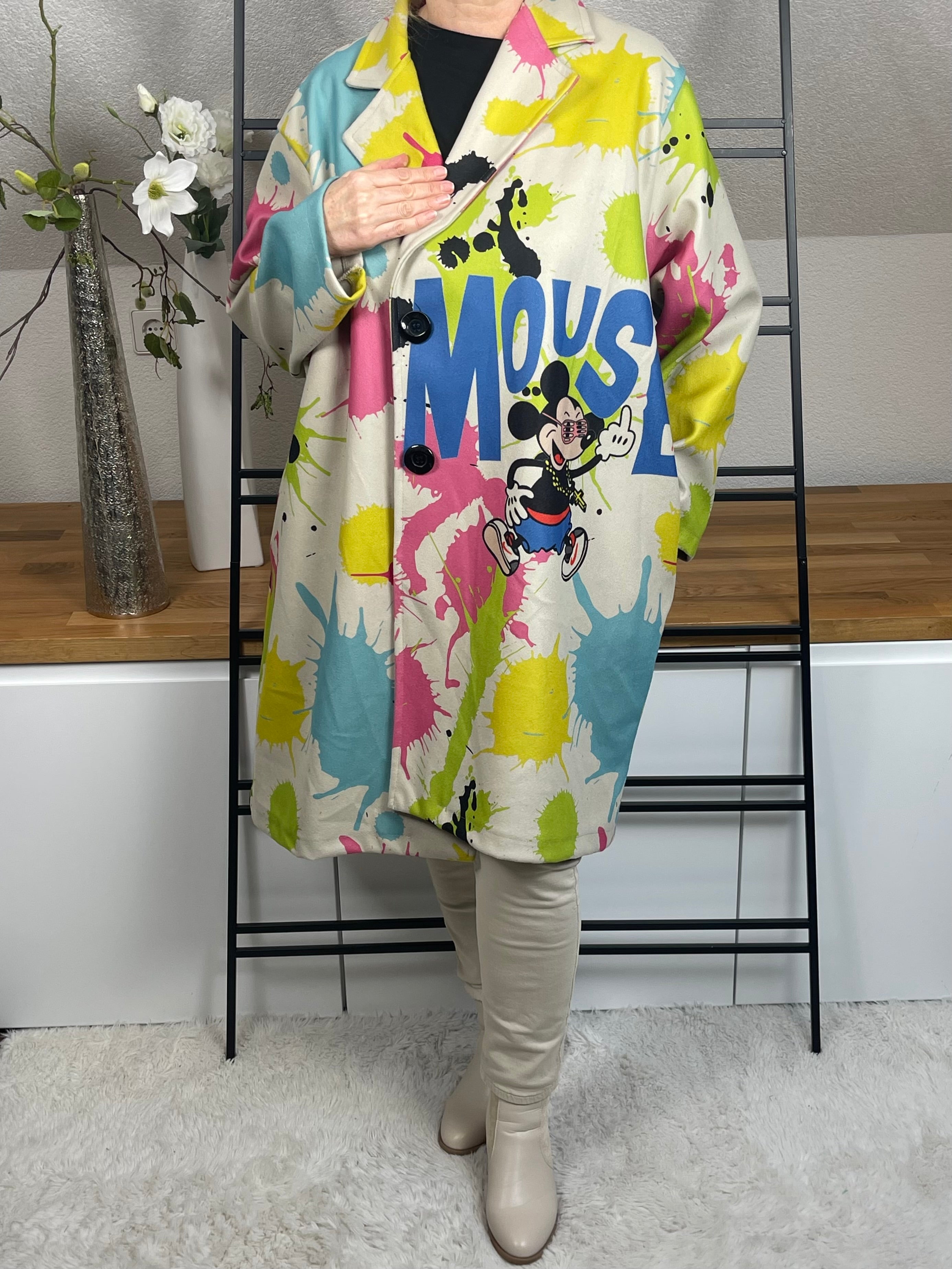 Frontansicht des „Mickey - Mouse“ Oversize-Mantels aus Velour-Optik mit 50 % Wollanteil, deutlich sichtbarem buntem Mickey-Maus-Motiv auf der Vorderseite, praktischen Taschen und schwarzen Knöpfen zum Schließen, in cremeweiß-bunt