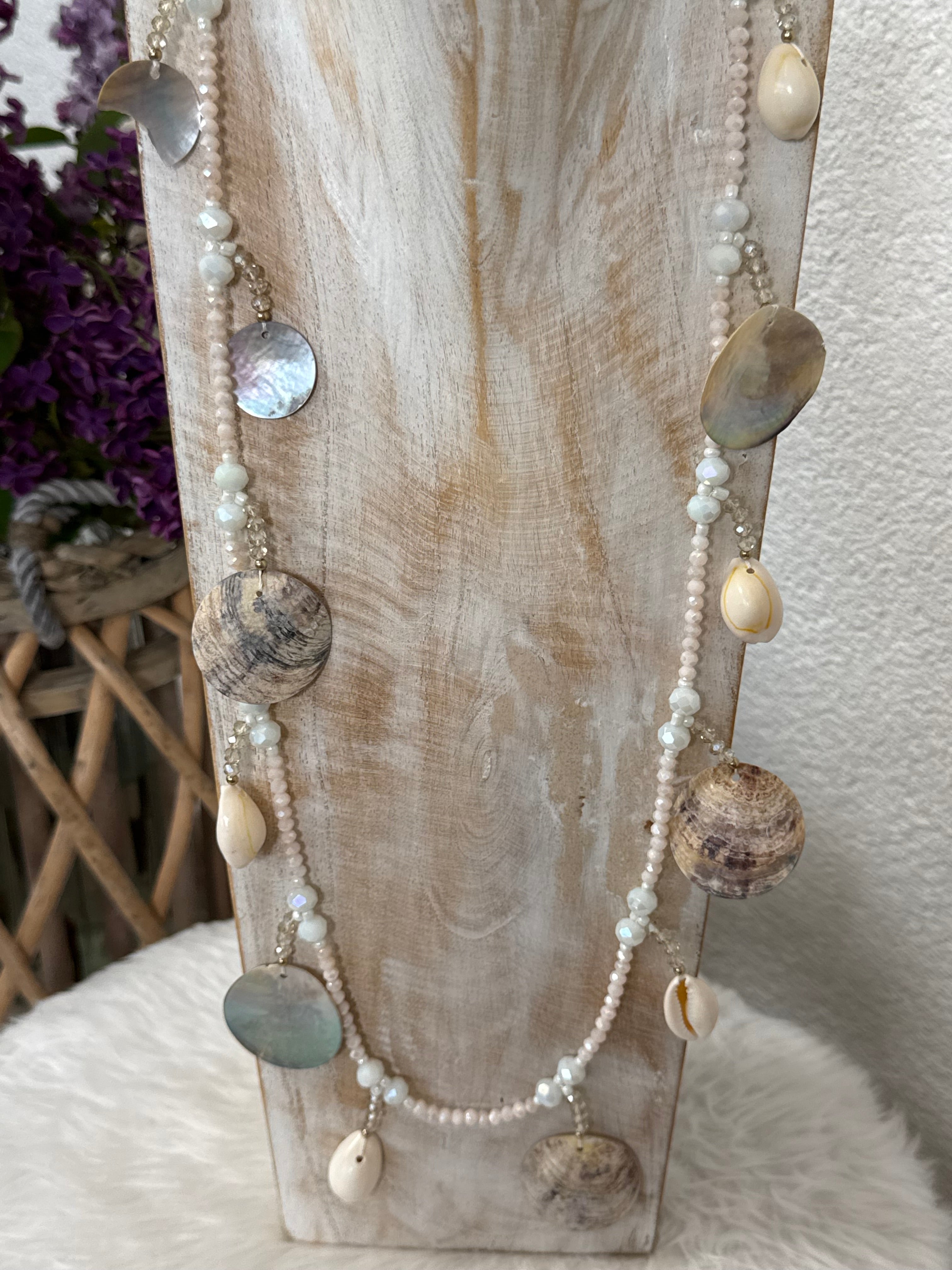 Lange maritime Kette „Perlen und Muscheln“ in 2 Farben