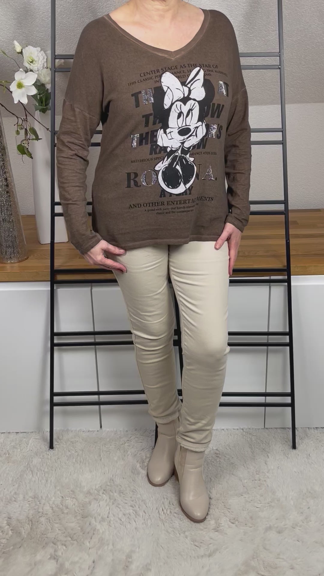 Video des Mickey -Damenshirts langarm, in schoko, aus 100 % Baumwolle, mit V-Ausschnitt und Mickey -Druck in Glitzer- und Pailletten-Optik, von allen Seiten präsentiert